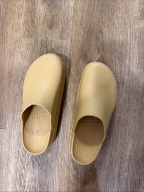 CROCS Dylan Platform Clog Size 10 Taupe